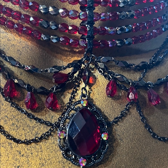 Elegant Red and Black Choker Necklace - Picture 4 of 4